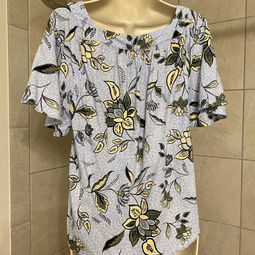EUC Ann Taylor Factory lightweight flowered short sleeved top, size Small